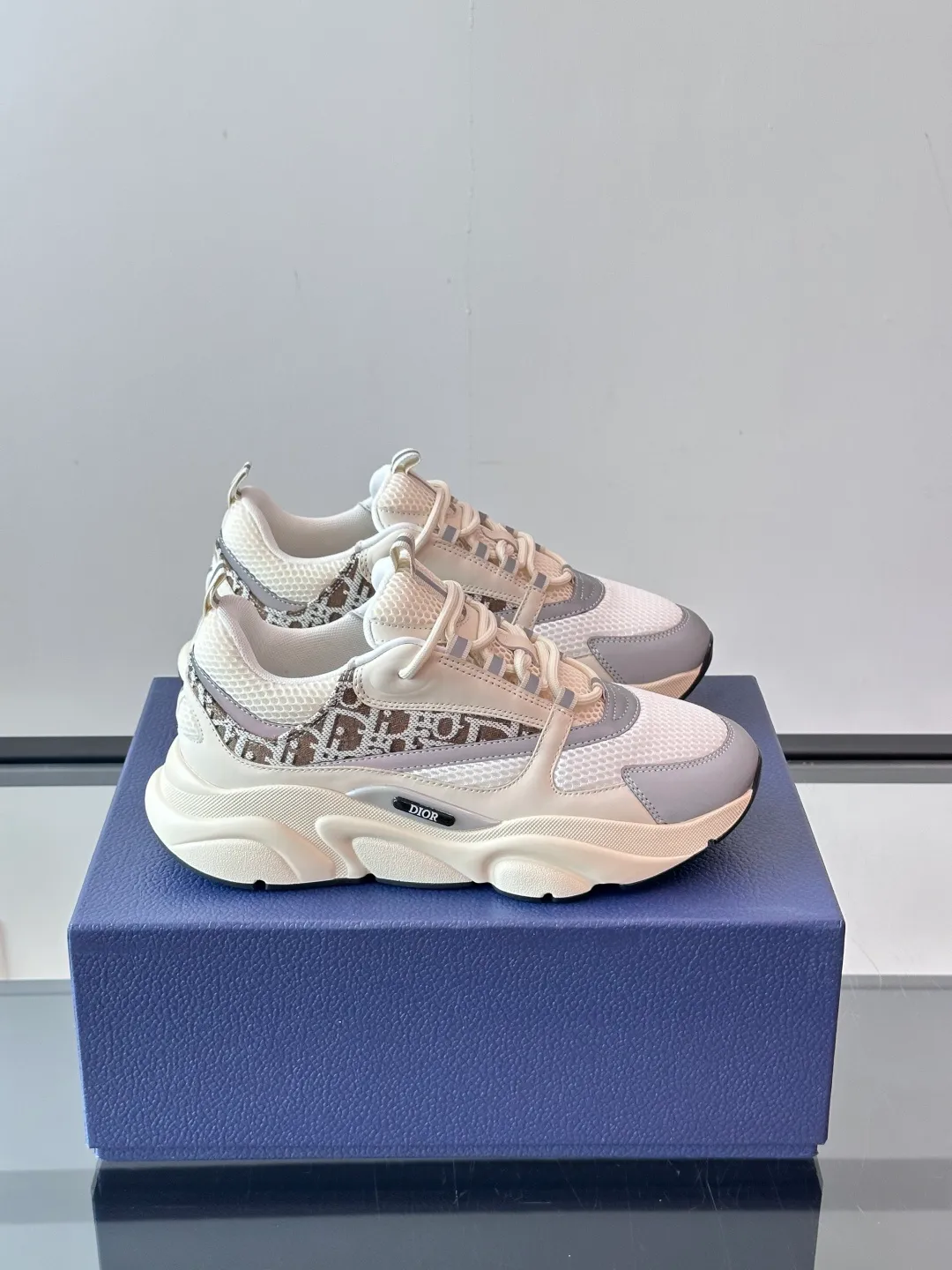 Factory price: 480💰 ◾️▫️Dior D®️ x 🆕 (high version) B22 men's jogging fashion sneakers, this single product draws inspiration from retro jogging shoes. It adopts a thick low-top design, with an upper made of black cow leather and mesh fabric, and a black and white engraved rubber sole. Black mesh fabric tongue and heel counters complement black laces, with an embossed "Di~r" logo embellishment on the side. These sneakers can be mixed and matched with a classic suit for a sporty chic look! Size: 39-45 (38, 46, 47 can be customized)